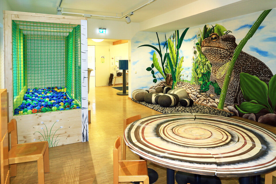 Ein Schneckentisch, ein Bällebad und phantasievolle Wandbilder – so sieht das neu gestaltete Albentdecker-Zimmer im Naturschutzzentrum Schopflocher Alb aus.