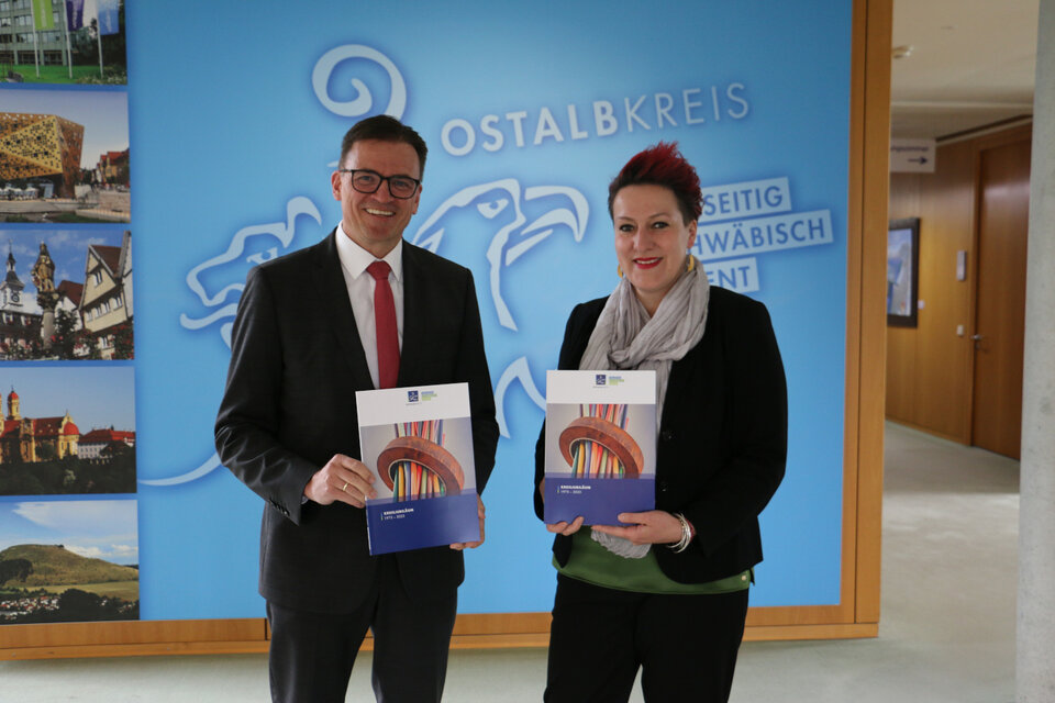Landrat Dr. Joachim Bläse und Manuela Rathgeb, die Organisatorin des Jubiläumsjahres, präsentieren die neue Broschüre.