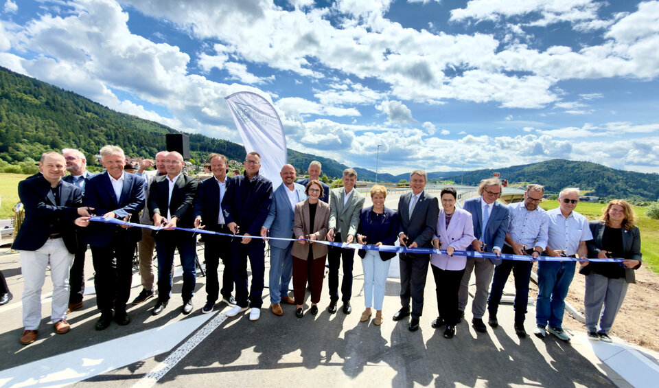 Landrat Thorsten Erny (6.v.r.); Verkehrsministerin Nicole Razavi (links neben Erny); Ministerin Marion Gentges (rechts neben Erny); Regierungspräsident Carsten Gabbert (4.v.r.) sowie zahlreiche Gäste aus Politik, Verwaltung, Gesellschaft und der Region gaben die neue Brücke am Donnerstag offiziell für den Verkehr frei.