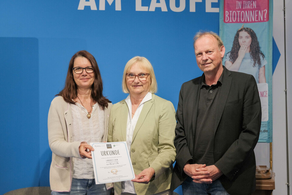 Überreichung der Urkunde für den 2 Platz bei der bundesweiten Biotonnenchallenge für den LK Calw durch die Parlamentarische Staatssekretärin beim BMUV Bettina Hoffmann (von links: Susanne Weber (AWG), Bettina Hoffmann (BMUV), Helge Jesse (AWG)