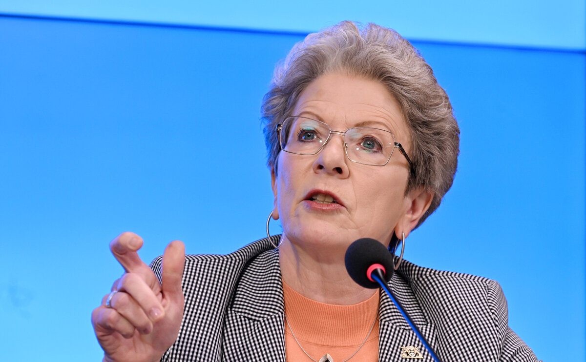 Staatsrätin Bosch bei der Landespressekonferenz zur Übergabe der Empfehlungen des Bürgerforums zu G8/G9