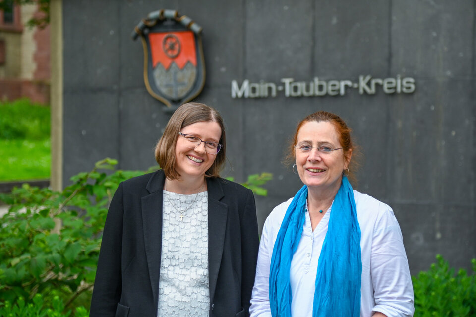 Die Fachberatung für Kindertagesstätten im Main-Tauber-Kreis hat im Jahr 2024 ihre Arbeit aufgenommen: Sandra Lange (links) und Judith Teller unterstützen, beraten und begleiten künftig die pädagogischen Mitarbeitenden der Kindertageseinrichtungen im Landkreis.