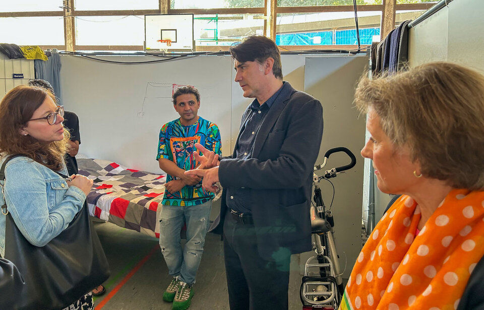 Im September 2023: Gerhard Rasch, Fachbereichsleiter Jugend & Familie, und Landrätin Marion Dammann veranschaulichten Ministerialdirektorin Leonie Dirks (links) die Situation der Geflüchteten in der Buchenbrandhalle in Schönau im Schwarzwald. Mit dabei: Sozialarbeiter Nasir Khpalwak