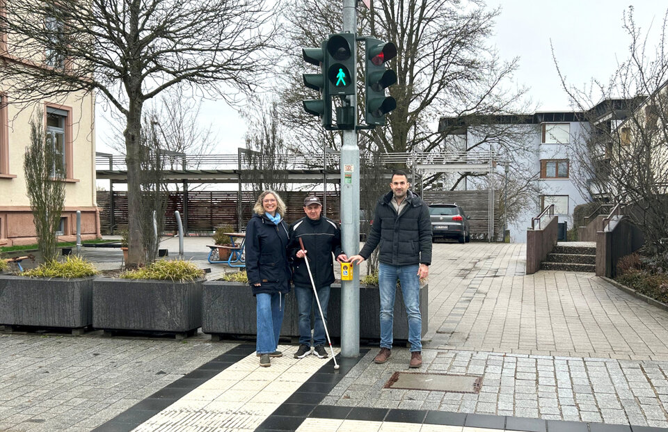 V.l.: Anita Diebold (Behindertenbeauftragte des Ortenaukreises), Stefan Rendler (Blinden- und Sehbehindertenverein Südbaden) und Marcel Schiff (Straßenbauamt Ortenaukreis) an einer mit „LOC.id“ ausgestatteten Ampelanlage an der Bundesstraße 3 in Renchen