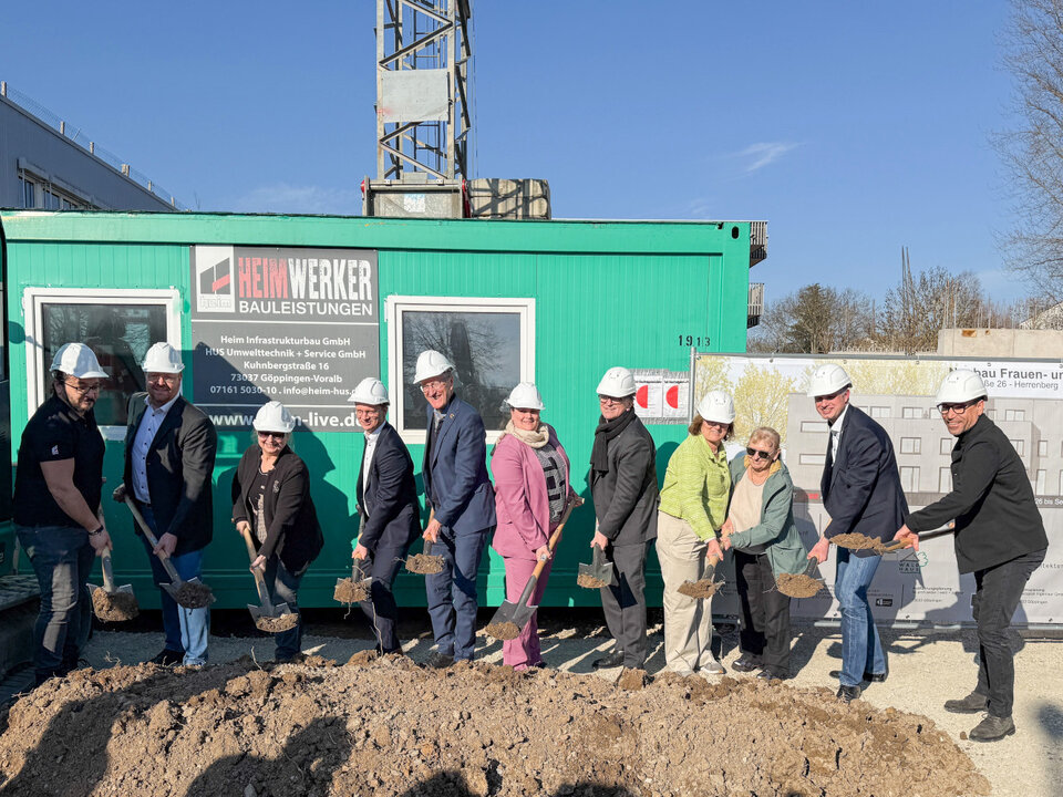 Gemeinsam ans Werk beim Spatenstich für das Frauen- und Kinderschutzhaus
(von links nach rechts) Mahis Sezer (Heim Infrastrukturbau), Jörg Aichele (Technischer Betriebsleiter Eigenbetrieb Gebäudemanagement Landkreis Böblingen, Melitta Thies (Gleichstellungsbeauftragte Landkreis Böblingen), Oberbürgermeister Nico Reith, Herrenberg, Landrat Roland Bernhard, Lisa Artschwager (Geschäftsführerin Waldhaus), Sozialminister Manfred Lucha MdL, Monika Becker (Leitung Fachberatungsstellen AMILA und thamar), Hannelore Rößler (Vorstand Frauen helfen Frauen e.V. Kreis Böblingen), Philipp Löffler (Geschäftsführer Waldhaus), Prof. Dipl. Arch. ETH, Sascha Luippold (LP&H-architekten)
