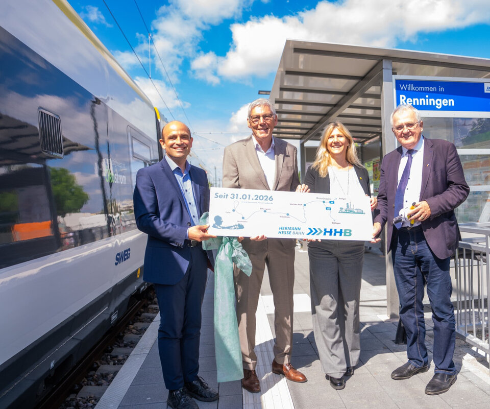 (V.l.n.r.) Geschäftsführer Zweckverband Hermann-Hesse-Bahn Frank von Meißner, Melanie Hettmer (Bürgermeisterin der Stadt Renningen), Landrat Helmut Riegger und Rainer Wieland (Vorsitzender der Verbandsversammlung des Verbands Region Stuttgart).
