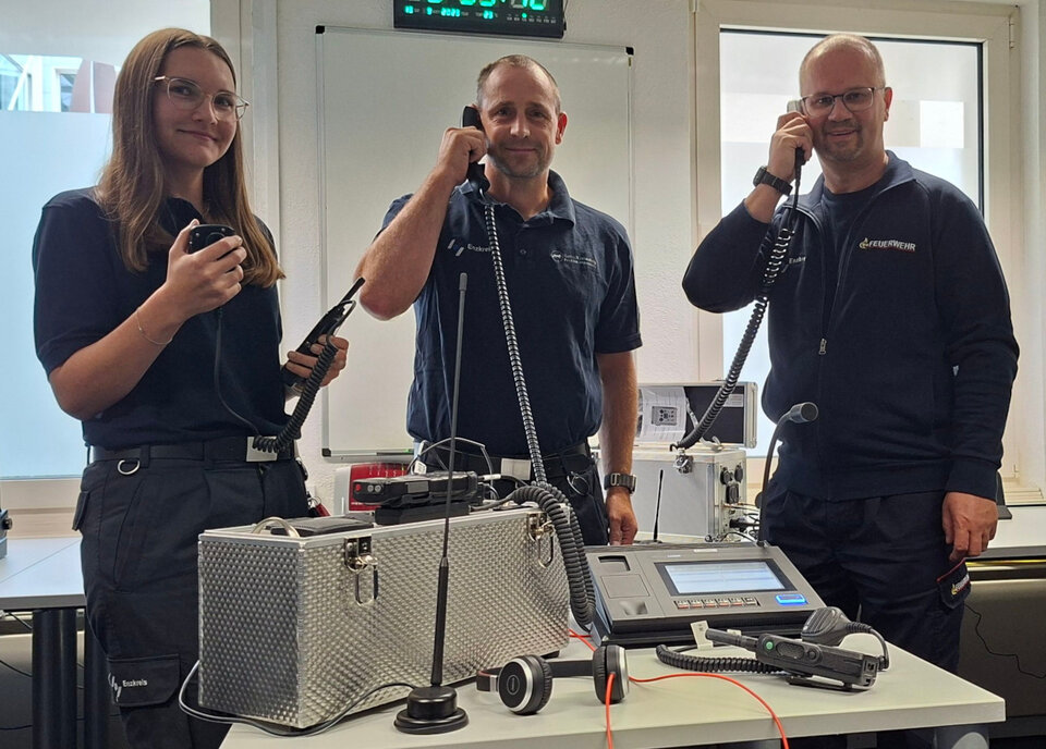 Kreisbrandmeister Carsten Sorg (rechts) und die beiden Fachleute für Kommunikations- und Alarmierungstechnik im Landratsamt, Boris Bader und Leonie Guth, freuen sich über die neue Funktechnik im Enzkreis.