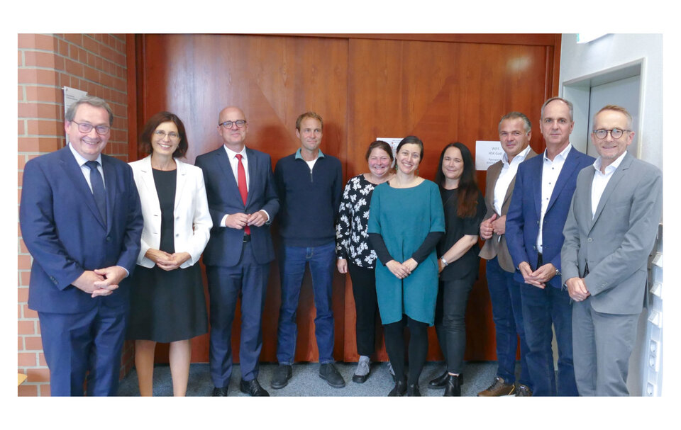 Von links: Rektor Prof. Dr. Joachim Beck, Bürgermeisterin Christine Buchheit, Prof. Dr. Alexis v. Komorowski, Prof. Dr. Thorsten Hesselbarth, Gleichstellungsbeauftragte Prof. Dr. Annegret Eppler, Prof. Dr. Antje Dietrich, Bürgermeister Frank Kiefer, Kanzler Oliver Herbst und Prorektor Prof. Dr. Sascha Kiefer; es fehlen Regierungspräsident Carsten Gabbert, Prorektor Prof. Dr. Hansjörg Drewello und Dr. Sylvia Pradel