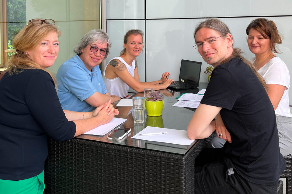 Bei der Klausurtagung der Altenhilfefachberatungen im Juli 2025 wurde in Kleingruppen an der neuen Aufgabenbeschreibung gearbeitet.