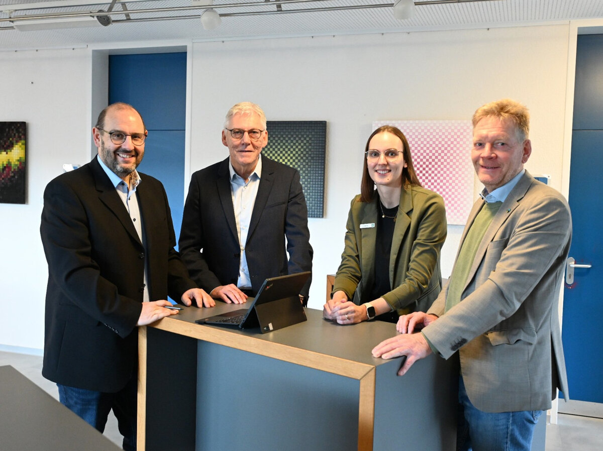 Jens-Uwe Hammann (Leiter der Abteilung Digitalisierung, GIS und IT im Landratsamt Calw), Landrat Helmut Riegger, Katharina Barth (Mitarbeiterin der Abteilung Digitalisierung, GIS und IT) und Erster Landesbeamter Dr. Frank Wiehe (v.l.n.r.)