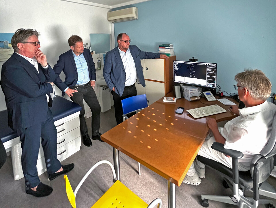 Manfred Lucha MdL, Minister für Soziales, Gesundheit und Integration von Baden-Württemberg, Landrat Luca Wilhelm Prayon und der Landtagsabgeordnete und Kreistagsmitglied Klaus Hoher beobachten die Live-Untersuchung des Arztes Johannes Martin in seiner Praxis in Ailingen.