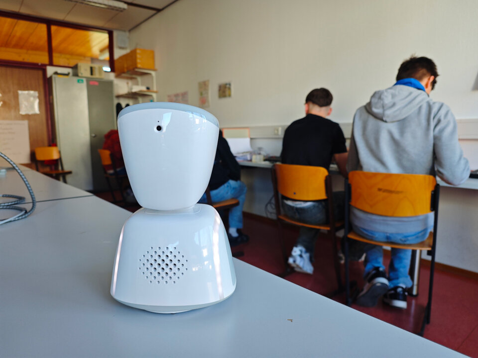 Mit den Avataren können Kinder und Jugendliche am Unterricht teilnehmen, sich zu Wort melden, mit Mitschülerinnen und Mitschülern sprechen und Pausengespräche miterleben – auch dann, wenn sie nicht im Klassenzimmer sitzen.