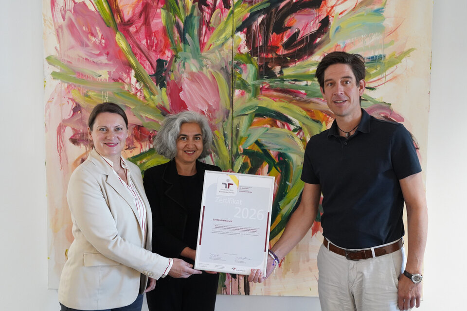 Irene Emmel, Dezernentin für Verwaltung, Kommunales und Gesundheit (links), die Gleichstellungsbeauftragte für den Landkreis Biberach, Katrina Dibah-Lavorante (Mitte) und Landrat Mario Glaser(rechts) freuen sich über die Rezertifizierung des Landratsamts als familienfreundlicher Arbeitgeber. 