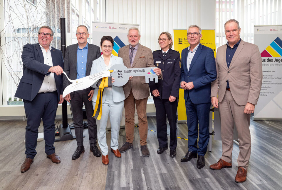 Gute Stimmung bei der symbolischen Schlüsselübergabe (von links): Marco Grübbel, Leiter des Amtes Vermögen und Bau Baden-Württemberg Mannheim und Heidelberg, Leitender Oberstaatsanwalt Andreas Herrgen, Justizministerin Marion Gentges, Staatssekretär des Innern Thomas Blenke, Ulrike Schäfer (Polizeipräsidentin des Polizeipräsidiums Mannheim), Landrat Stefan Dallinger und der Heidelberger Oberbürgermeister Prof. Dr. Eckart Würzner.