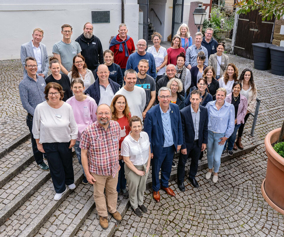 Das Bild zeigt die Teilnehmenden des deutsch-israelischen Lehrerseminars Ende Mai 2025 mit Landrat Dietmar Allgaier (1. Reihe, Mitte), Chairman Asaf Langleben (1. Reihe, 4. von links), Sabrina Förstner (1. Reihe, 5. von links), zuständig für die Partnerschaften des Landkreises Ludwigsburg, sowie Idan Sagi (1. Reihe, 2. von links), zuständig für die Partnerschaften des Oberen Galiläa.