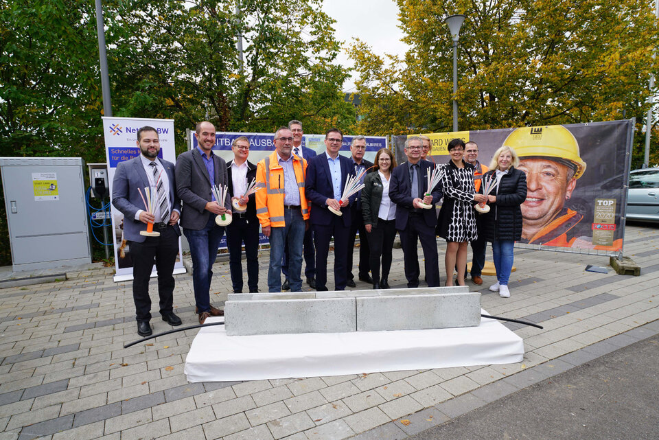 Gaben am 6. Oktober 2022 den Startschuss für die Verlegung des kreisweiten Backbones im bestehenden Kabelführungssystem der DB: (V. l. n. r.) Ruben Rupp (MdL), Tim Bückner (MdL), Stefan Maier (NetCom BW), Hermann Ebert (DB), Jürgen Eisenmann (Leiter Geoinformation und Landentwicklung Landratsamt Ostalbkreis), Landrat Dr. Joachim Bläse, Werner Riek (Breitbandkompetenzzentrum Ostalbkreis), Diana Deppe (Komm.Pakt.Net), Dr. Arndt Möser (IM BW), Erste Landesbeamtin Gabriele Seefried, Bürgermeisterin und Kreisrätin Andrea Schnele (Lauchheim), Thomas Zürn (Firma Leonhard Weiss) und Kreisrätin Dr. Carola Merk-Rudolph.