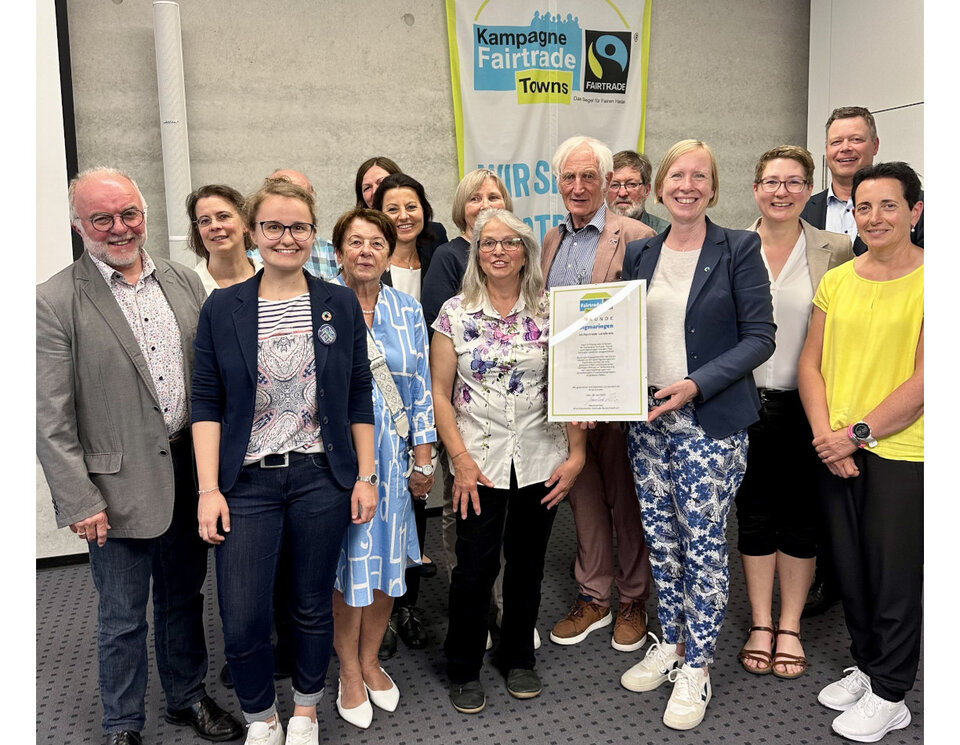 Landrätin Stefanie Bürkle (Vierte von rechts) nimmt von Fairtrade-Ehrenbotschafter Manfred Holz (Sechster von rechts) die Urkunde zur Auszeichnung des Landkreises Sigmaringen als Fairtrade-Landkreis entgegen.