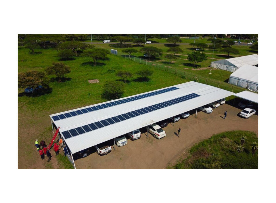 Gelände des Civic Building Ulundi mit PV-Modulen 