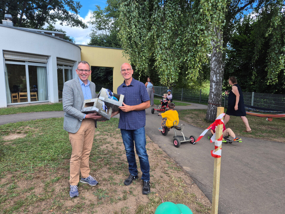 Die Kinder freuten sich bei der Feier zum 50-jährigen Jubiläum des Schulkindergartens Donaueschingen-Aufen besonders darüber, dass die neue Kettcar-Strecke frei gegeben wurde. Landrat Sven Hinterseh überreichte Geschenke für eine sichere Fahrt mit dem Kettcar an den Leiter der Einrichtung, Günther Stich.