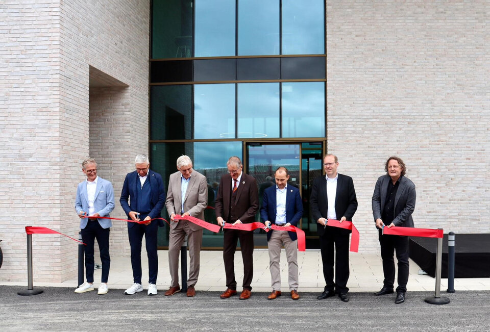 V.l.n.r.: Harald Schäfer, Projektleitung FFK; Alexander Schmidtke, Geschäftsführer KVSW; Landrat CW Helmut Riegger, Landrat BB Roland Bernhard; Oberbürgermeister BB Stefan Belz, Oberbürgermeister Sifi Bernd Vöhringer und Marco Franzmann, Architekt