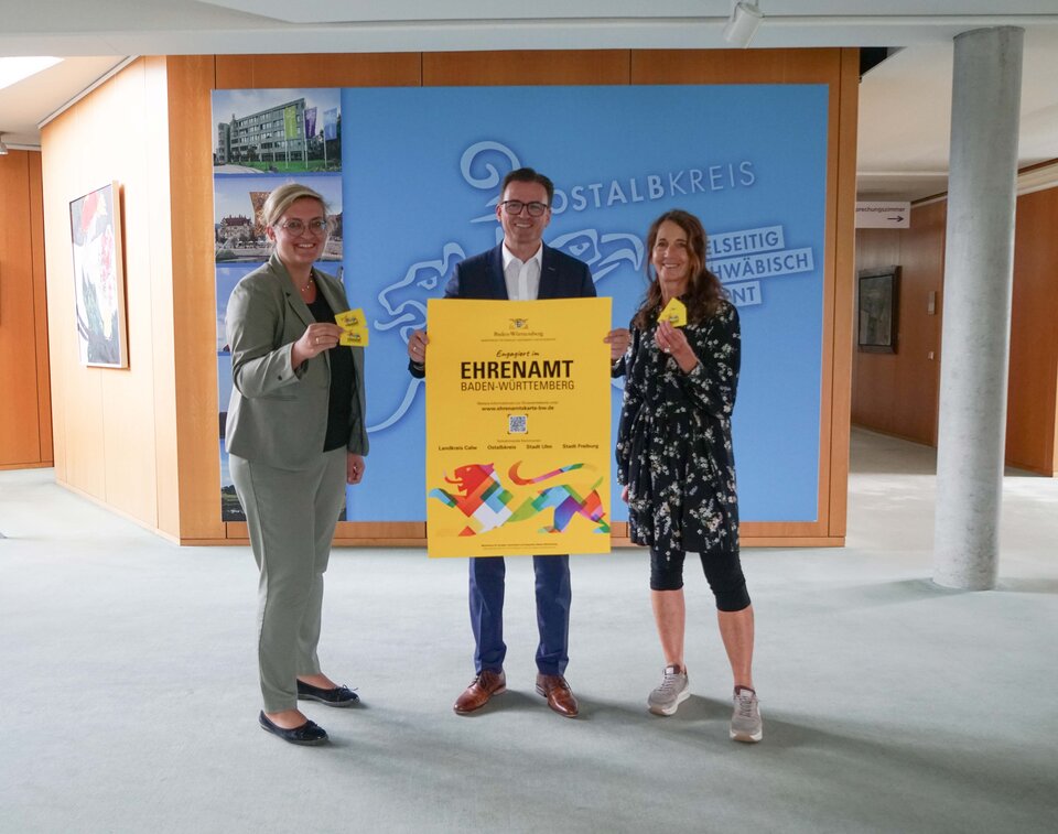 V. l.: Katharina Oswald, Persönliche Referentin und Leiterin Diversity, Landrat Dr. Joachim Bläse und Projektleiterin Ursula Winkler 