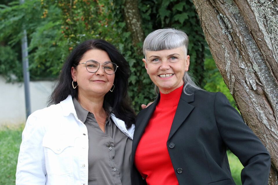 Als interkulturelle Elternmentorinnen setzen sich Codruta Zimmerer (links) und Natalja Müller im Landkreis Sigmaringen für mehr Chancengleichheit in der Bildung ein.