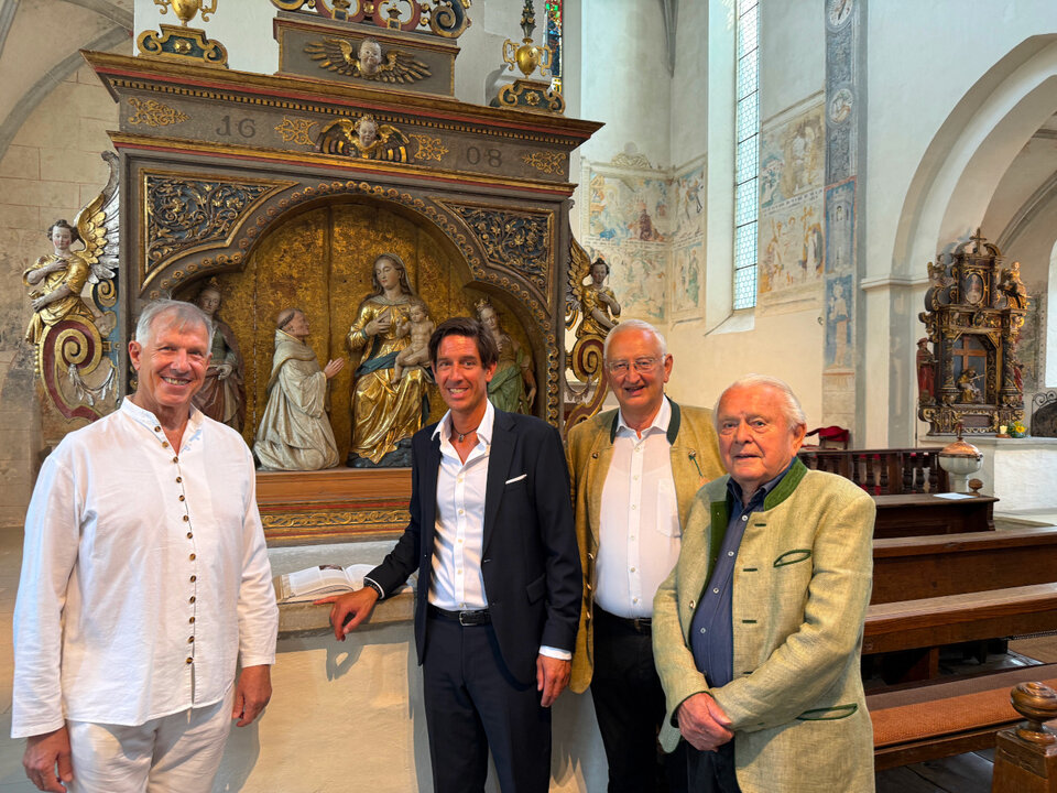 Von links nach rechts Dr. Heiko Schmid, Landrat Mario Glaser, Peter Schneider und Dr. Wilfried Steuer im Münster Heiligkreuztal
