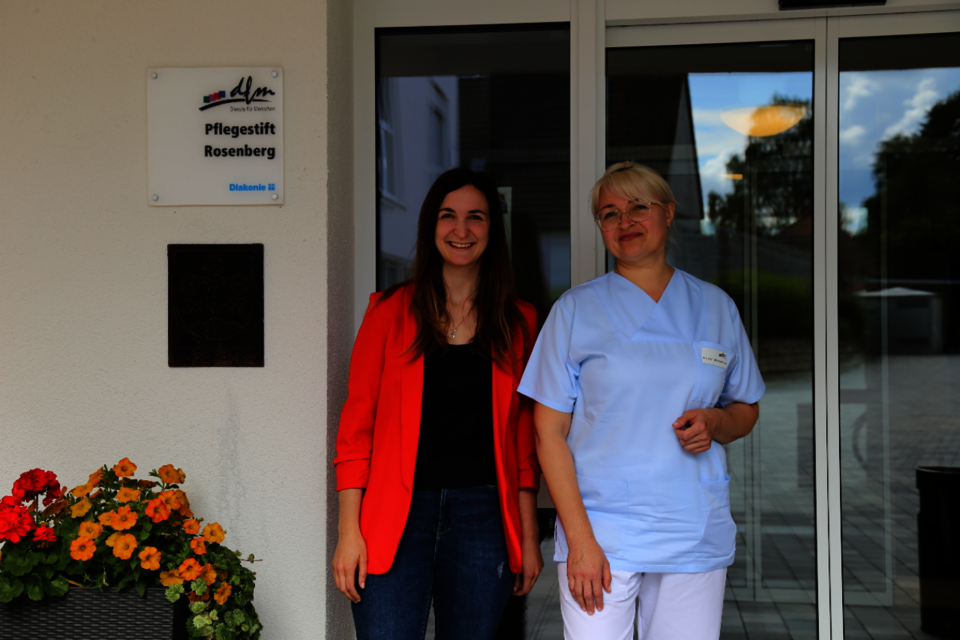 Einrichtungsleiterin Isabell Offenbach (links) und Nataliia Pakhomenkova