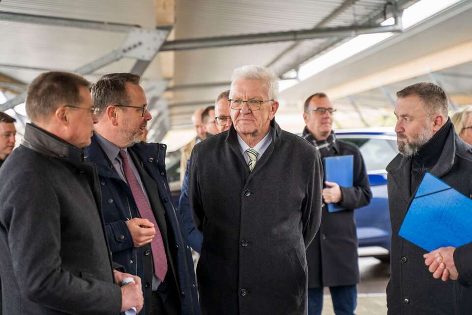 Ministerpräsident Kretschmann informierte sich über den größten Solarladepark der Welt am Bahnhof Merklingen