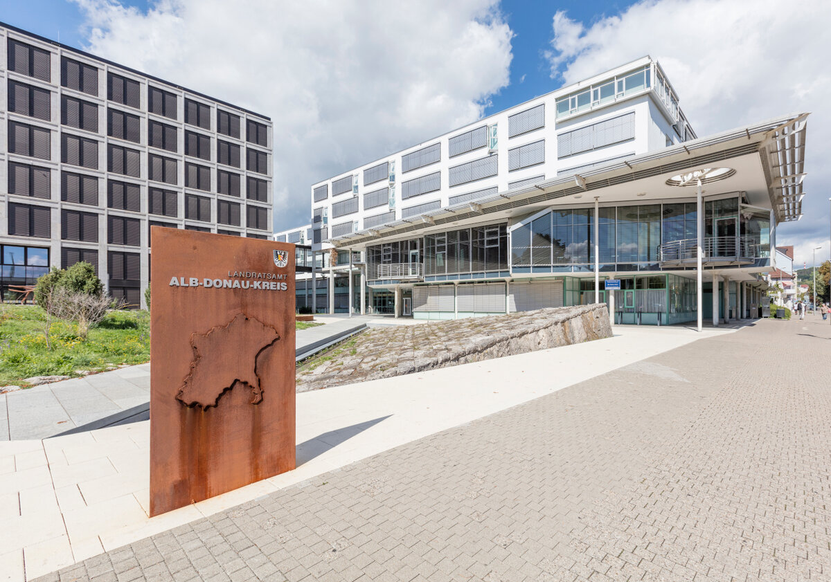 Vorplatz und Gebäude des Landratsamtes Alb-Donau-Kreis