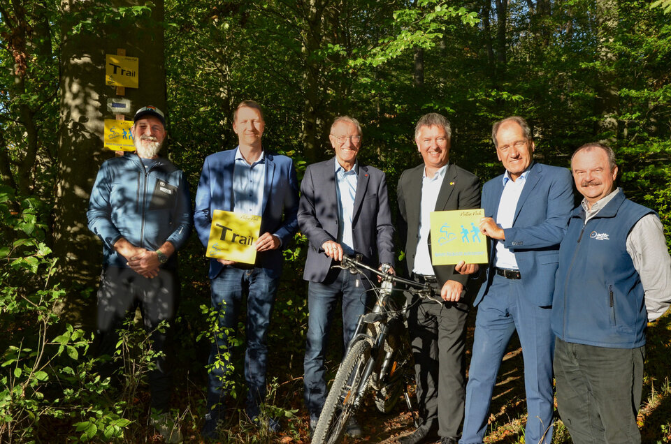 V.r.n.l.: Frank Ellenberger (Deutscher Interessenverband Mountainbike e.V.), Jens Millow (Bürgermeister Weissach), Landrat Roland Bernhard, Tobias Pokrop (Bürgermeister Rutesheim), Martin Killinger (Erster Beigeordneter Rutesheim), Jörg Stenner (ADFC Kreisverband Böblingen)