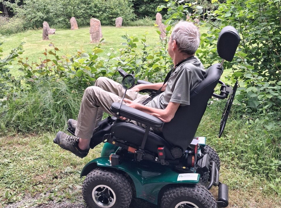 Durch einen Outdoor-Elektro-Rollstuhl des Naturparks Neckartal-Odenwald wurde für einen mobilitätseingeschränkten Menschen der Waldbesuch wieder möglich. 

