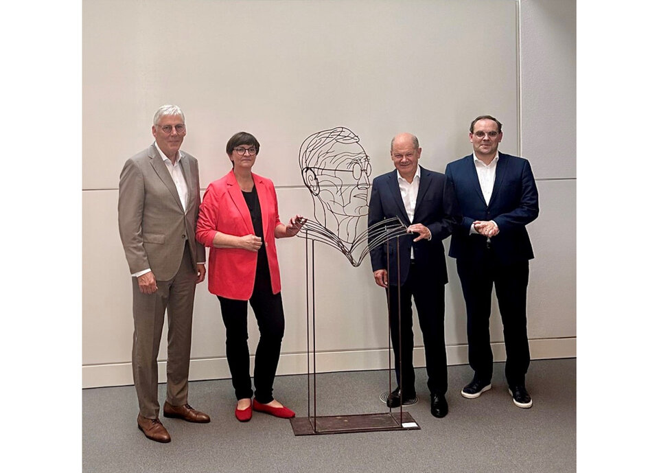 Landrat Helmut Riegger, MdB Saskia Esken, Bundeskanzler Olaf Scholz und Oberbürgermeister Florian Kling bei der Übergabe der Metall-Skulptur „Hermann“ im Bundestag (von links nach rechts)