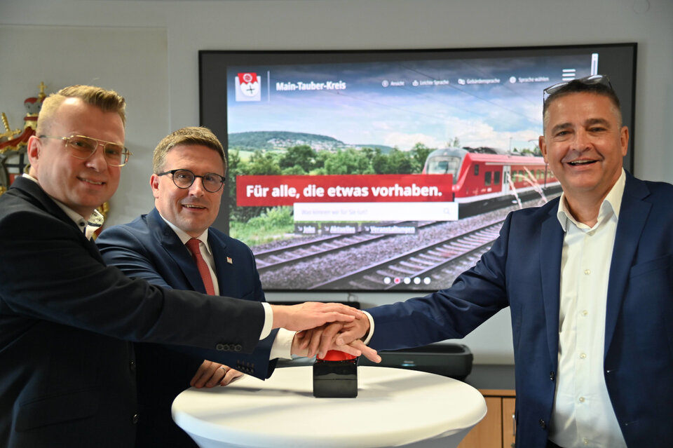 Freischaltung der neuen Website der Landkreisverwaltung: Den Start-Knopf drückten gemeinsam (von links) Pressesprecher Markus Moll, Landrat Christoph Schauder und Torsten Hauck, der als Dezernent unter anderem für IT und Digitalisierung verantwortlich zeichnet. 