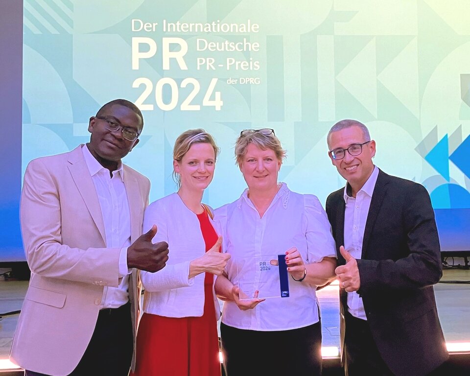 Preisverleihung in Hannover: Internationaler Deutscher PR-Preis 2024 der Deutschen Public Relations Gesellschaft e.V. (DPRG) in der Kategorie „Gesundheit und Life Science: v.l.n.r Dr. John Paul Fobiwe (Leiter des Gesundheitsamts in Tuttlingen), Nina Lägel (Pressesprecherin AOK Schwarzwald-Baar-Heuberg), Angelika Sönnichsen (verantwortlich für Einreichung und PR des Projekts) und Dirk Scherer (Präventionsexperte AOK Schwarzwald-Baar-Heuberg)