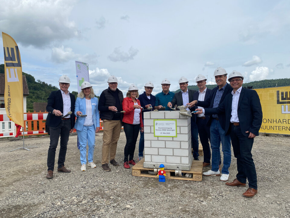 (V. l. n. r.): Landrat Edgar Wolff, Karin Lehle (kommissarische Schulleiterin), Kreisrat Hans Zeeb (Grüne), Kreisrätin Hilde Huber (SPD), Kreisrat Wolfgang Rapp (CDU), Kreisrat Oliver Strommer (FDP), Kreiskämmerer Jochen Haas, Oberbürgermeister Frank Dehmer, 
Kreisrat Hans-Rudi Bührle (Freie-Wähler), Jan-Marc Schlenker (Leonhard Weiss)
