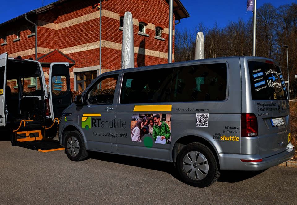 Neu beklebter Van des Fahrservice Wenner 