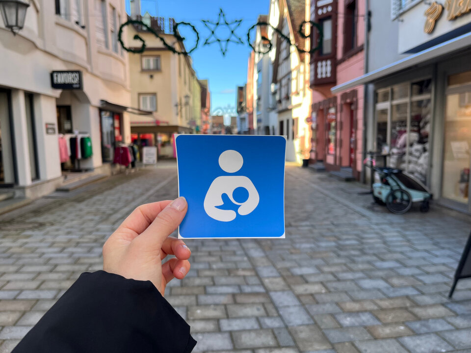 Ein spezieller Sticker kennzeichnet teilnehmende Orte im Landkreis Sigmaringen als still- und babyfreundlich.