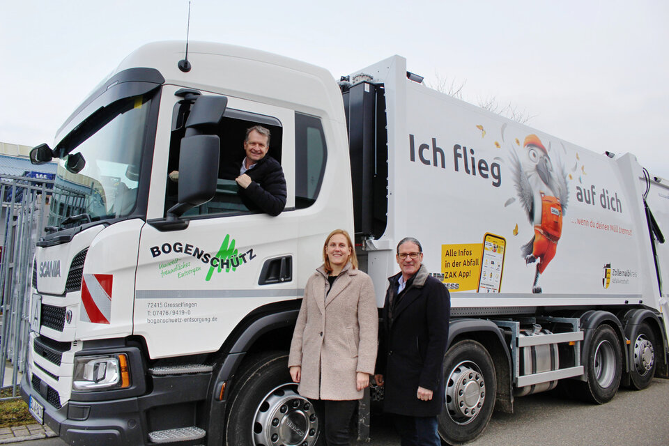 (V.l.n.r.) Landrat Günther Martin Pauli, Lisa Tillinger und Uwe Bogenschütz vor einem der neuen, kreativ gestalteten Müllfahrzeuge. 