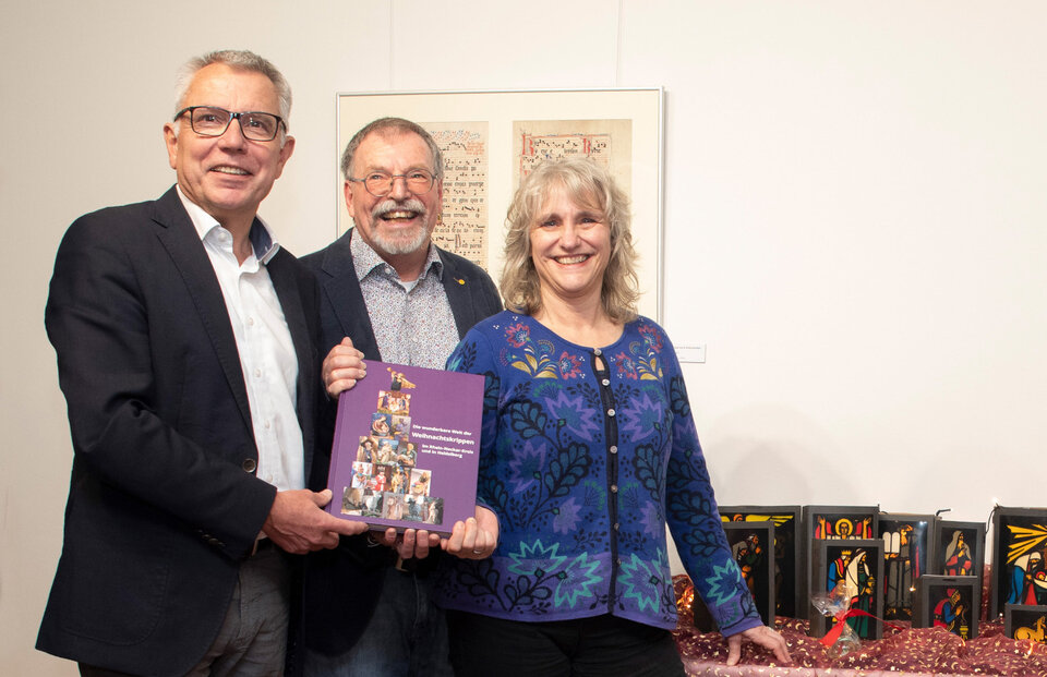 Landrat Stefan Dallinger mit Autor Berno Müller und Fotografin Dorothea Burkhardt bei der offiziellen Buchvorstellung.