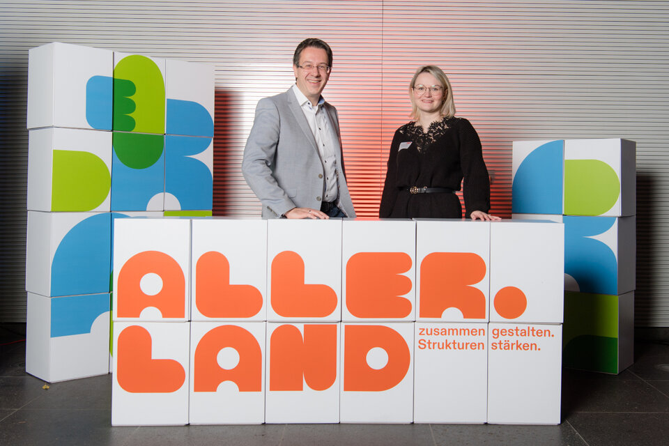 Kreisarchivleiter Dr. Marco Birn und Kulturmanagerin Antje Kochendörfer bei der Auftaktveranstaltung von „Aller.Land“ in Berlin. 