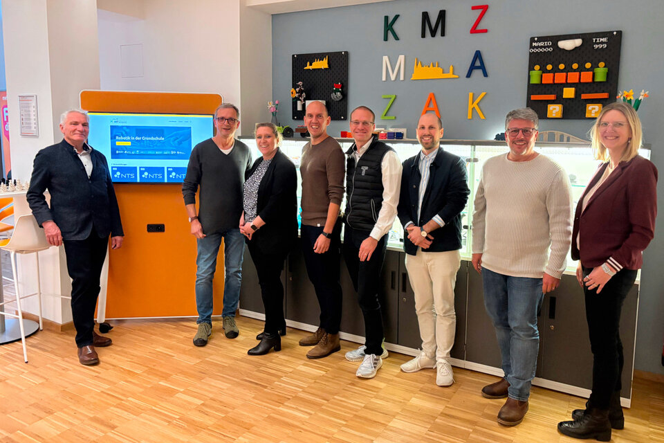 Starke Partner der Bildungsinitiative MINT-Region (von links): Karl Wolf, früherer Schuldezernent im Landratsamt Zollernalbkreis, Helmut Posselt, Naturwissenschaftlich-technischer Stützpunkt Albstadt, Nadine Gotthold, VHS Burladingen, Christoph Abt, Kreismedienzentrum Zollernalbkreis, Daniel Spitzbarth, Technologiewerkstatt Albstadt, Patrick Zeisl, Stadtbücherei Albstadt, Heiko Käppel, Phlipp-Matthäus-Hahn Schule Balingen und Tanja Wachter, Stadtbücherei Albstadt