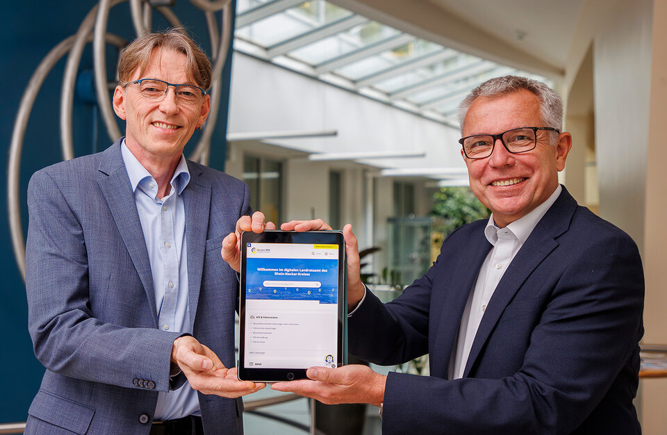 Landrat Stefan Dallinger (rechts) stellte gemeinsam mit dem CIO des Rhein-Neckar-Kreises, Rudolf Fickinger, das neue Online-Serviceportal des Landratsamtes vor.