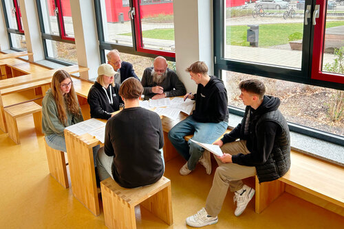 Im Gespräch mit Kreisräten: Schülerinnen und Schüler der Philipp-Matthäus-Hahn-Schule in Balingen. Bei einem besonderen Format erlebten die jungen Leute Kommunalpolitik hautnah.