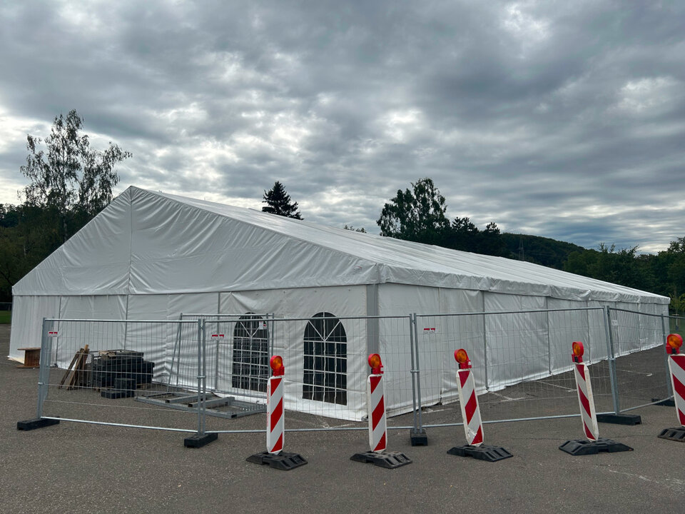 Außenansicht der ersten Zeltunterkunft auf dem Parkplatz des Freibads in Steinen