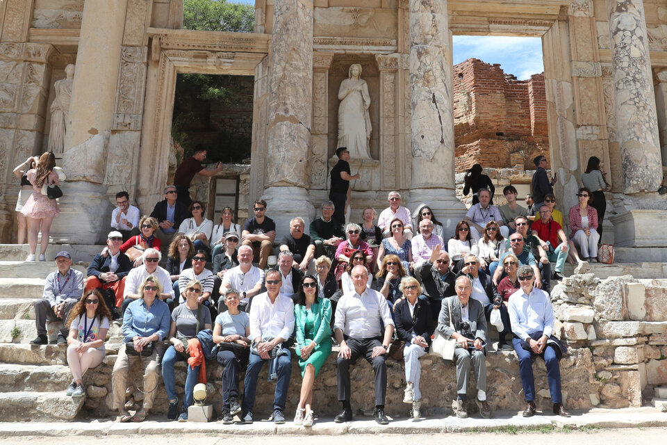 Die Gruppe der Konferenz-Teilnehmer beim Besuch der Ruinen von Ephesos.