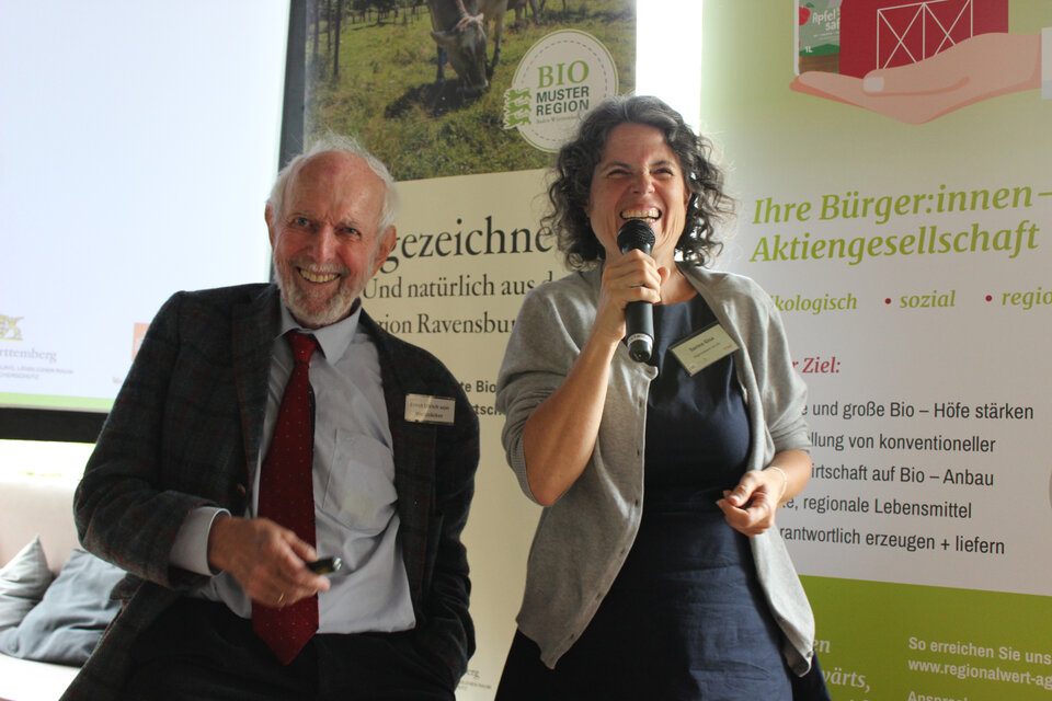 Sarina Gisa (r.) kündigt den Impuls von Prof. Ernst Ulrich von Weizsäcker (l.) als letzten Punkt der Mitmach-Konferenz an.