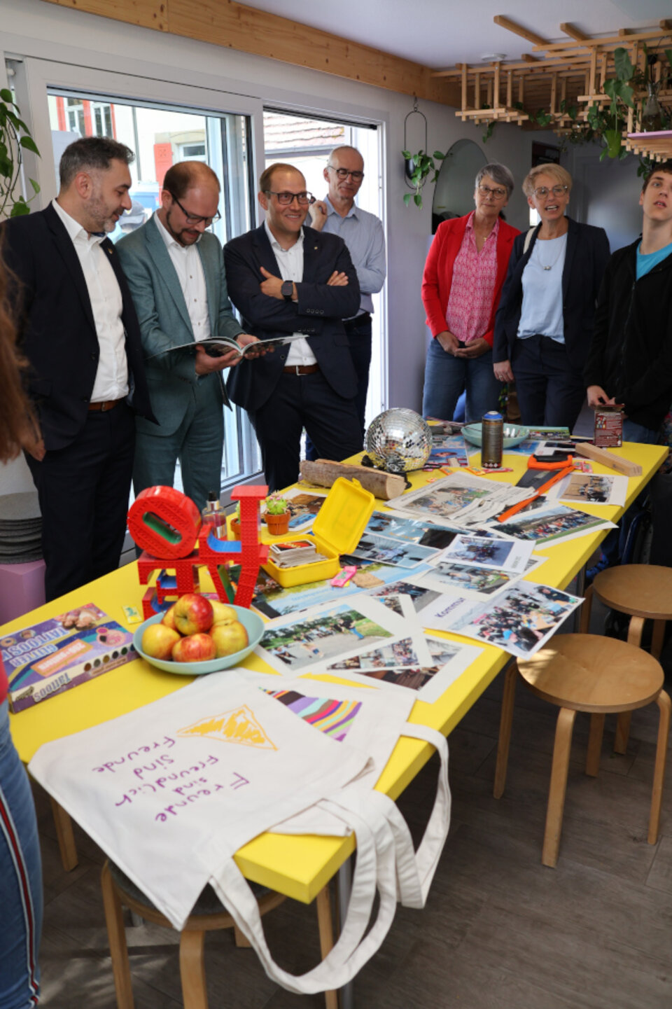 Vertreter des Landkreises Esslingen und der Stadt Esslingen haben sich von den Jugendlichen erläutern lassen, was beim inklusiven Jugendtreff alles geboten wird: Yalcin Bayraktar, Bürgermeister Ordnung, Soziales, Bildung, Kultur und Sport, Stadt Esslingen, Marius Osswald, Leiter des Amts für Soziales, Integration und Sport Stadt Esslingen, Landrat Marcel Musolf, Michael Köber, Sachgebietsleitung Behindertenhilfe/Psychiatrieplanung Landkreis Esslingen, Katharina Kiewel, Sozialdezernentin Landkreis Esslingen, Christine Fischer, Leitung Amt für besondere Hilfen Landkreis Esslingen (von links)