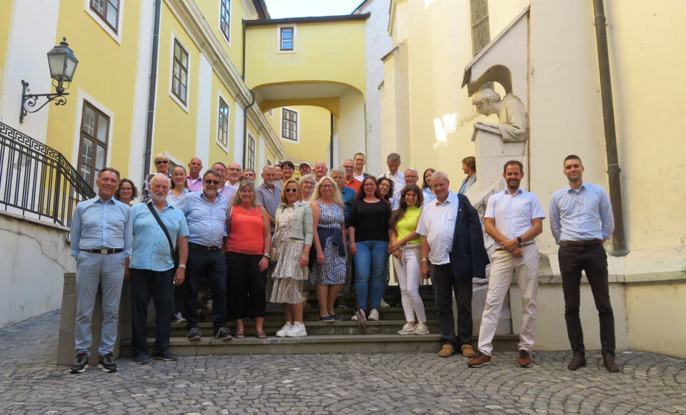 Landrat Bastian Rosenau (Zweiter von rechts) und die Mitglieder des Kreistags informierten sich 2023 im ungarischen Partnerkomitat zu kommunalen und europäischen Themen. 