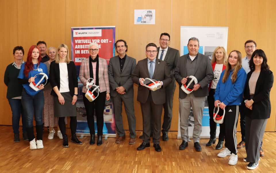 Im gemeinsamen Austausch zu virtuellen Lernumgebungen an der Kaufmännischen Schule Bad Mergentheim (von links): Barbara Pfülb (Austauschschule Valpolicella in Italien), Josephine Heyn (Schülerin der KSM), Tobias Ladewig (Leiter des Würth Industrie Service Innovation Hub), Kathrin Lauer (Fachlehrkraft Einzelhandel KSM), Kerstin Weimer (innolabBS – Projektleitung KSM), Dr. Margarete Strasser und Marcus Kazmeier (beide Regierungspräsidium Stuttgart / OES), Landrat Christoph Schauder, Schulleiter Volker Stephan, Gottfried Gunzenhauser (Abteilungsleiter Berufsschule KSM), Dezernentin Ursula Mühleck, Anna Spiegel (Schülerin KSM), David Kablitz (Universität Konstanz – Lehrstuhl Wirtschaftspädagogik) sowie Christina Behr (Fachlehrkraft Einzelhandel). 